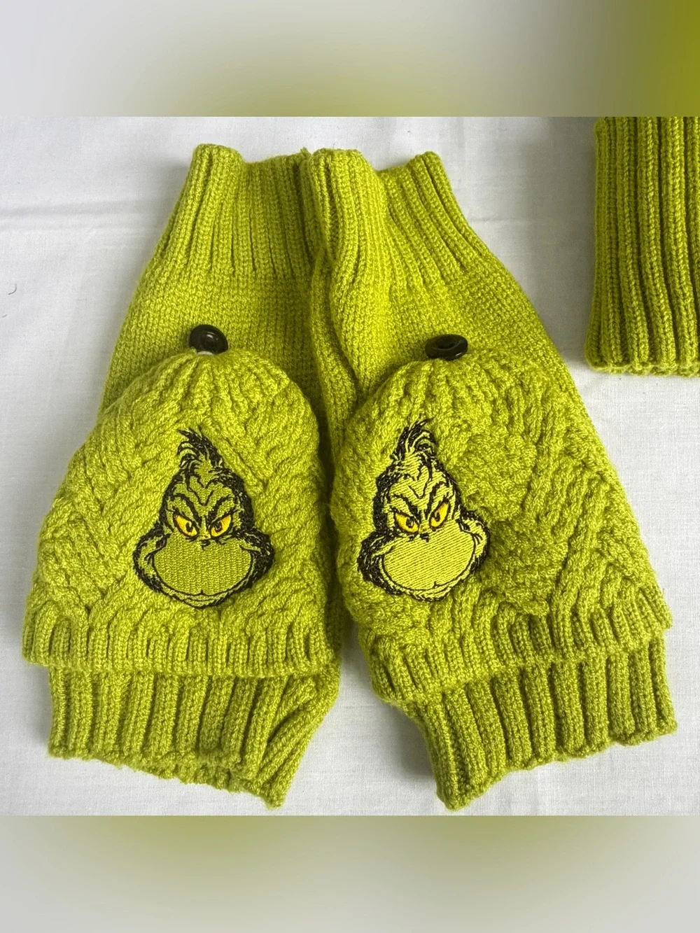 Dr Seuss The Grinch Youth Christmas Green Beanie Pom Hat Gloves Keyring 1 Size